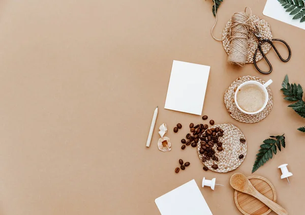 Tarjeta Papel Blanco Una Taza Café Concepto Minimalista Plantilla Negocio —  Fotos de Stock