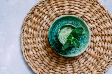 Vejetaryen hindistancevizi sütlü kibrit latte. Sıcak sağlıklı vejetaryen içeceği