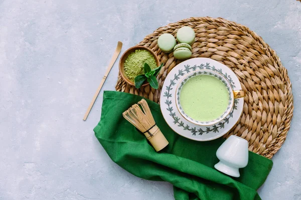 Matcha Zielona Latte Matcha Proszku Bambusowa Trzepaczka Łyżka Niebieskim Tle — Zdjęcie stockowe