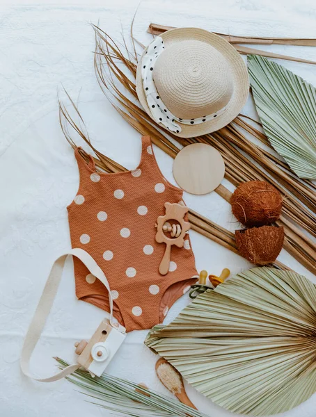 Baby Zomerachtergrond Flat Lay Retro Kinderbadpak Met Palmblad Accessoires Zomer — Stockfoto