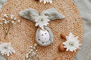 Paskalya yumurtaları keten arka planda. Paskalya geçmişi. Uzayı kopyala Paskalya yumurtaları kırsal masanın üzerinde yatıyordu. Paskalya kavramları