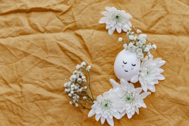 Pastel arka planda basit Paskalya yumurtaları. Mutlu Paskalya estetikleri. Bayramlık düzlük tebrik kartı afişi. Boşluğu kopyala