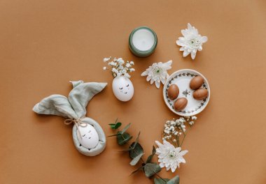 Yumurtadan tavşanla Paskalya tatili. Estetik Mutlu Paskalyalar geçmişi. Bahar tatili üst manzara düz yatıyordu 