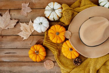 Sonbahar kompozisyonu, sonbahar yaprakları, ahşap arka planda sıcak süveter ve balkabakları, sonbahar durgun yaşamı, sonbahar, sonbahar, Cadılar Bayramı, Şükran Günü konsepti.