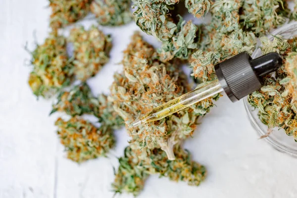 Herbe Cannabis Feuilles Avec Des Extraits Huile Dans Des Pots — Photo
