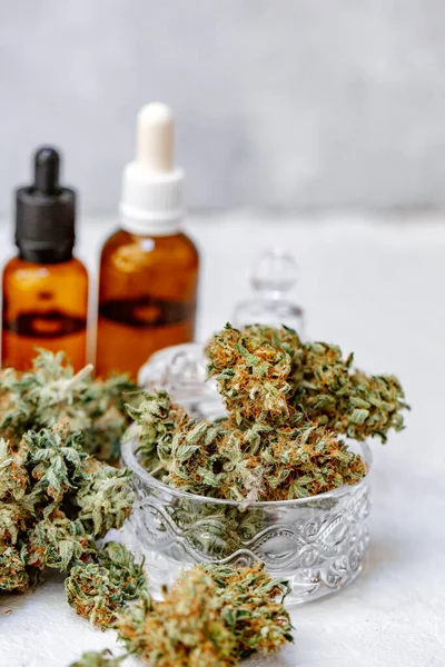 Cannabis Cbd Hanfprodukte Cannabisöl Cbd Cannabisextrakt Medizinisches Cannabiskonzept lizenzfreie Stockfotos