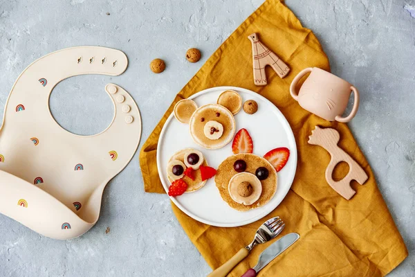 Pfannkuchen Mit Lustigen Kindergesichtern Gesunde Fruchtpfannkuchen Für Babynahrung Über Holzhintergrund Stockbild