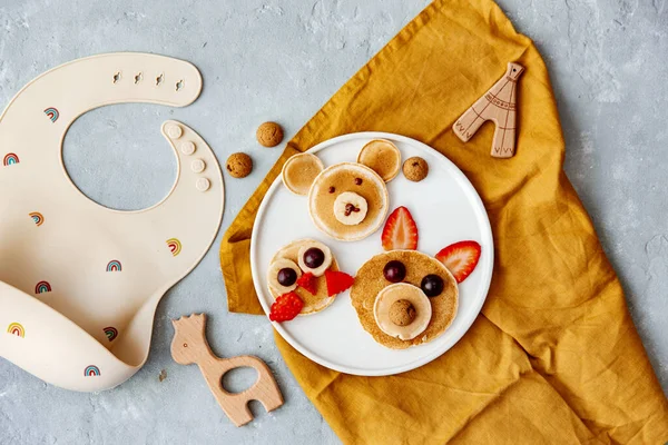 Pfannkuchen Tierform Mit Erdbeere Und Früchten Für Kinder Teller Mit Stockfoto