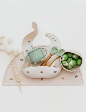 Hafif arka planda taze Brüksel lahanası. Sağlıklı beslenme ve ilk çocuk besleme kavramı, bebek maması katkı maddeleri, alerjiler. Üst manzara, düz uzanma