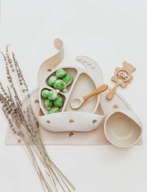 Hafif arka planda taze Brüksel lahanası. Sağlıklı beslenme ve ilk çocuk besleme kavramı, bebek maması katkı maddeleri, alerjiler. Üst manzara, düz uzanma