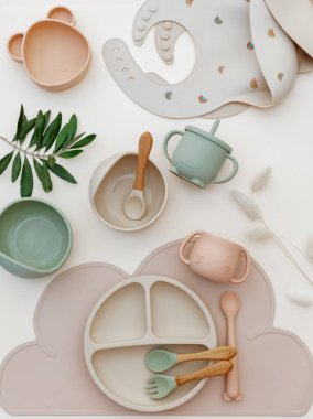 Masa takımı ve silikon önlükler. Bebek aksesuarları. Çocukların beslenmesi ve beslenmesi. Üst manzara, düz uzanma