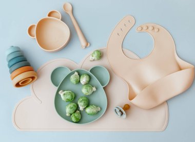 Hafif arka planda taze Brüksel lahanası. Sağlıklı beslenme ve ilk çocuk besleme kavramı, bebek maması katkı maddeleri, alerjiler. Üst manzara, düz uzanma