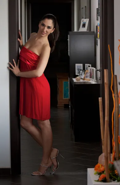 लाल ड्रेस मध्ये स्त्री — स्टॉक फोटो, इमेज
