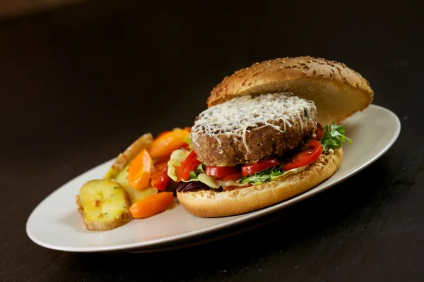 Гамбургер - фаст-фуд — стоковое фото
