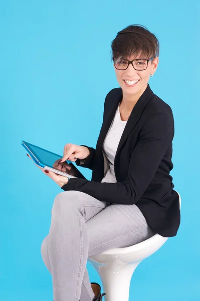 Mulher de negócios com iPad — Fotografia de Stock