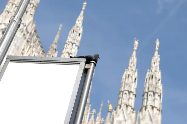 Tom billboard i Milano Italien — Stockfoto