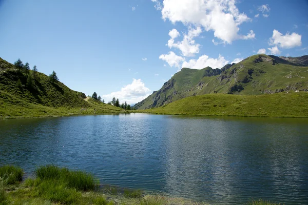 Jezioro literan - Dolina Aosty to — Zdjęcie stockowe