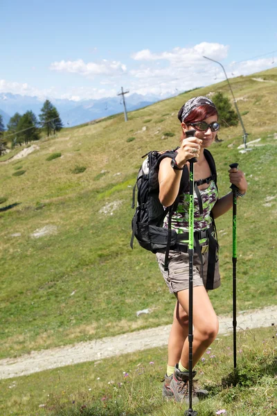 Menina de trekking — Fotografia de Stock