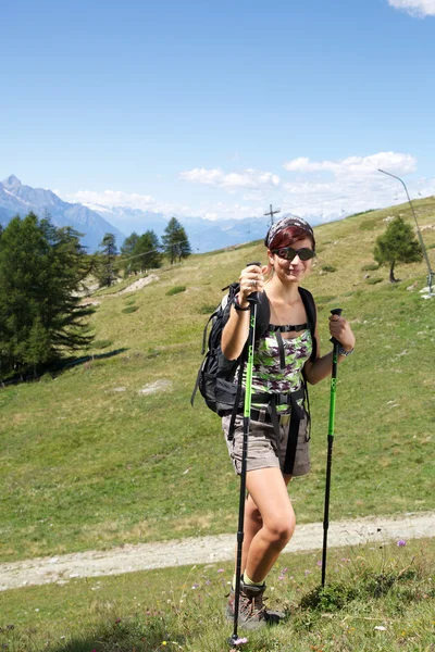 Menina de trekking — Fotografia de Stock