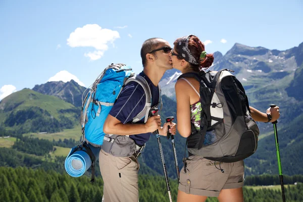 Trekking en pareja — Foto de Stock