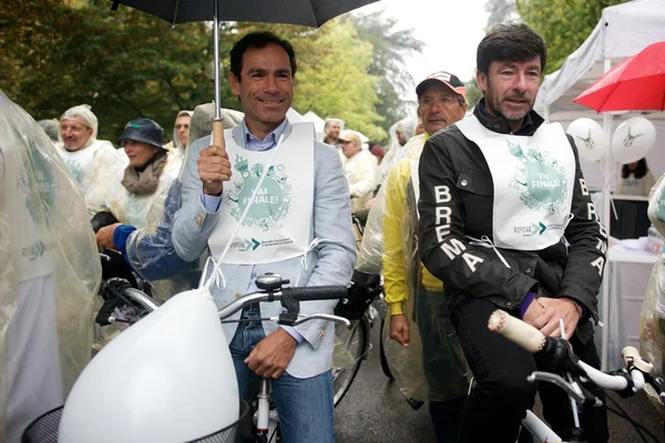 Gianni Bugno y Davide Cassani para el evento benéfico Vaillant - Finale Emilia (MO) 5 octubre 2013 — Foto de Stock