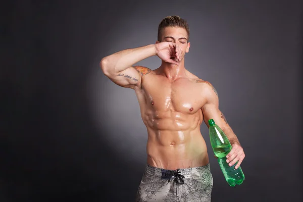 Muscular man drinking water — Stock Photo, Image