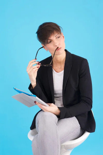 Mulher de negócios com tablet digital — Fotografia de Stock