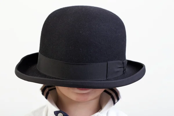 Niño pequeño con sombrero de jugador de bolos —  Fotos de Stock