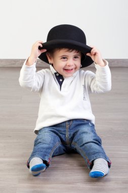 Melon şapkalı çocuk