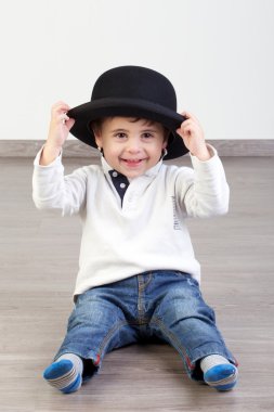 Melon şapkalı çocuk