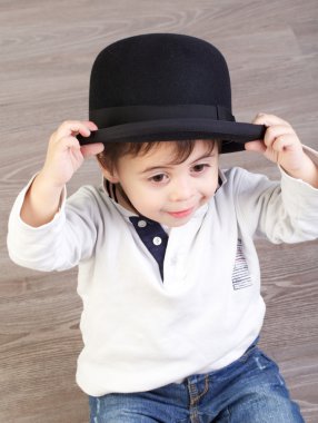 Melon şapkalı çocuk