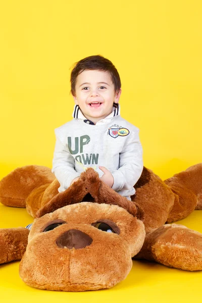 Malý chlapec na žlutém podkladu — Stock fotografie