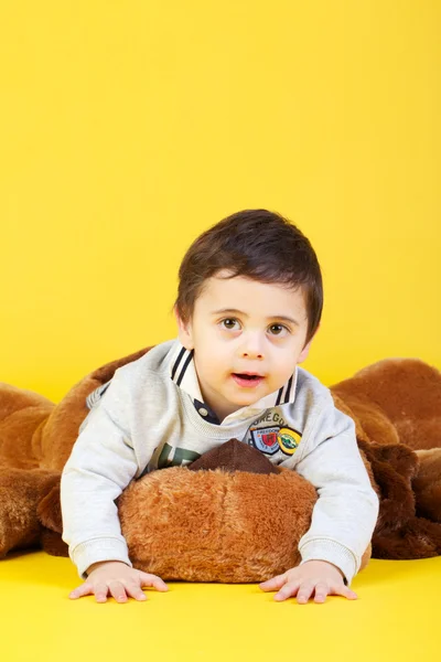 Malý chlapec na žlutém podkladu — Stock fotografie
