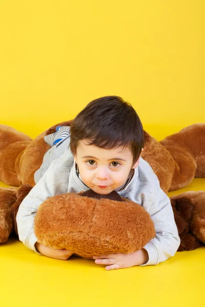Sarı zemin üzerine küçük çocuk — Stok fotoğraf