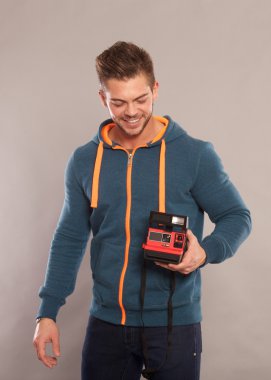 Polaroid kameralı fotoğrafçı