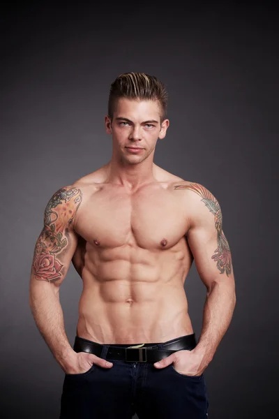 Muskulös manlig modell — Stockfoto