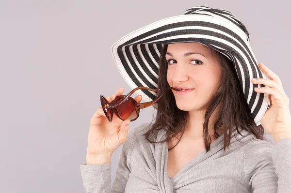Model met zonnebril en hoed — Stockfoto