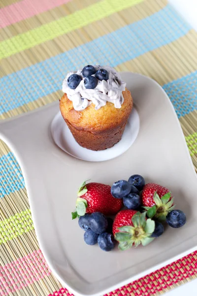 Muffin strawberries and blueberries — Stock Photo, Image