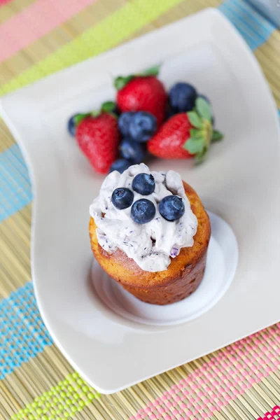 Muffin strawberries and blueberries — Stock Photo, Image