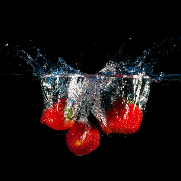 Splashing strawberries — Stock Photo, Image