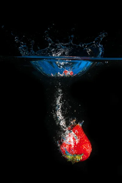 Splashing strawberries — Stock Photo, Image