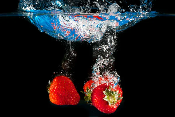 Splashing strawberries — Stock Photo, Image