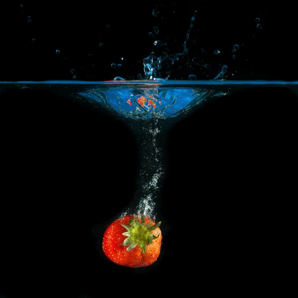 Splashing strawberries — Stock Photo, Image