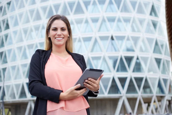 Donna Affari Sorridente Che Tiene Tablet Digitale Ambiente Urbano — Foto Stock