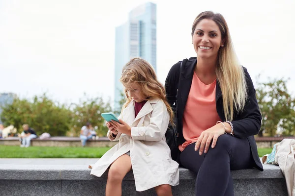 Feliz Mamá Hija Están Viendo Videos Teléfono Inteligente — Foto de Stock