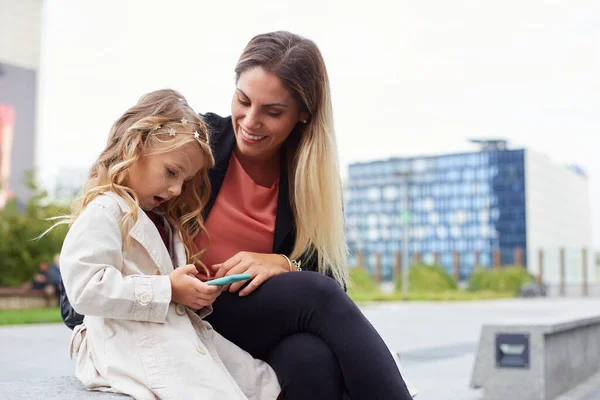 Feliz Mamá Hija Están Viendo Videos Teléfono Inteligente — Foto de Stock