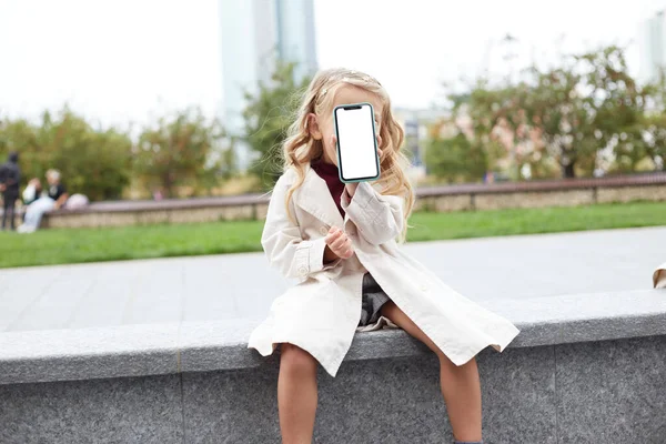 Zabawne Dziecko Długimi Włosami Trzymające Pusty Ekran Komórkowy Przestrzeń Kopiowania — Zdjęcie stockowe