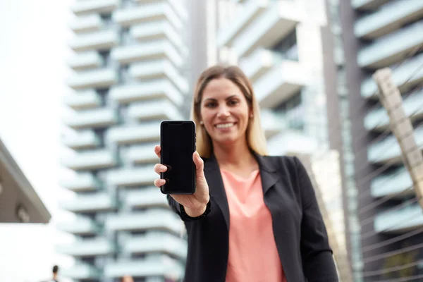 Усміхнена Бізнес Леді Тримає Порожній Екран Мобільного Міському Середовищі — стокове фото