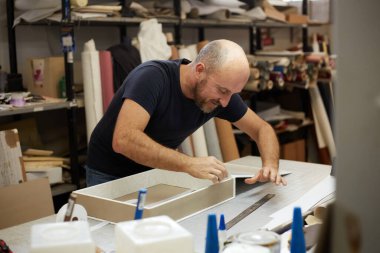 Bir atölyede çalışan kitap klasörü