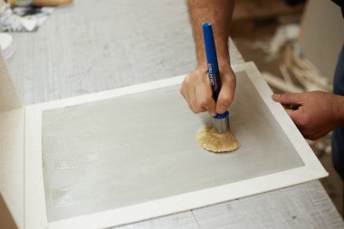 Bir atölyede çalışan kitap klasörü